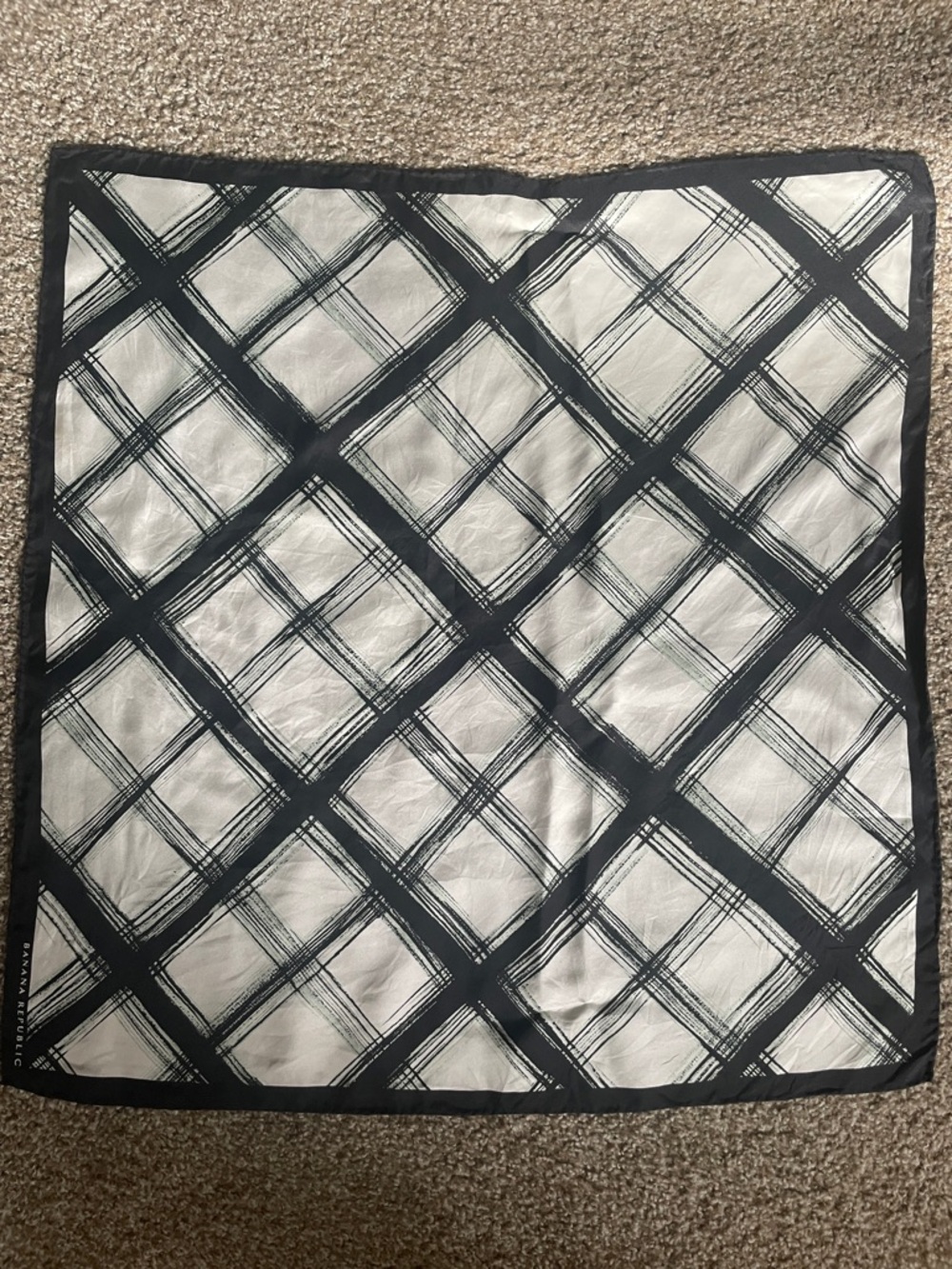 BANANA REPUBLIC BLACK AND WHITE SILK SCARF 🖤